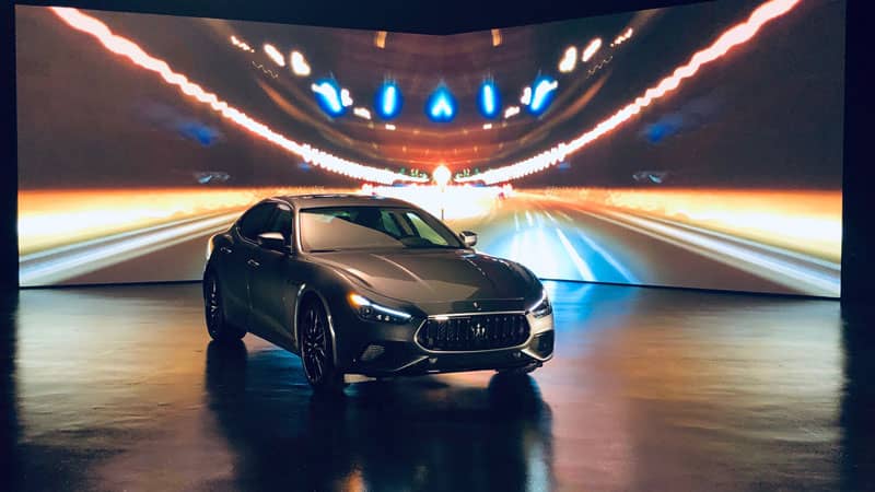 Auto Maserati con sfondo proiettato dentro un teatro di posa
